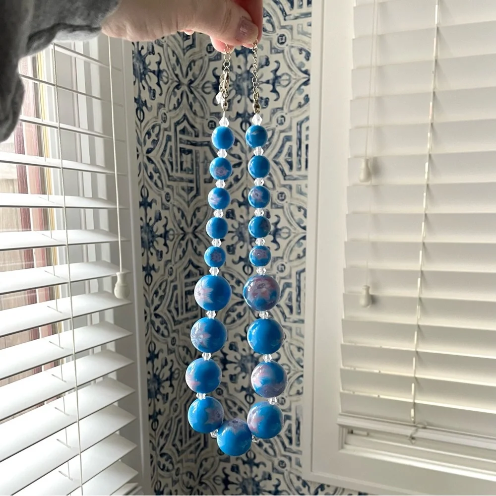 Vintage/style chunky graduated blue floral lucite? beaded necklace